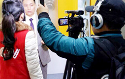 接受采訪